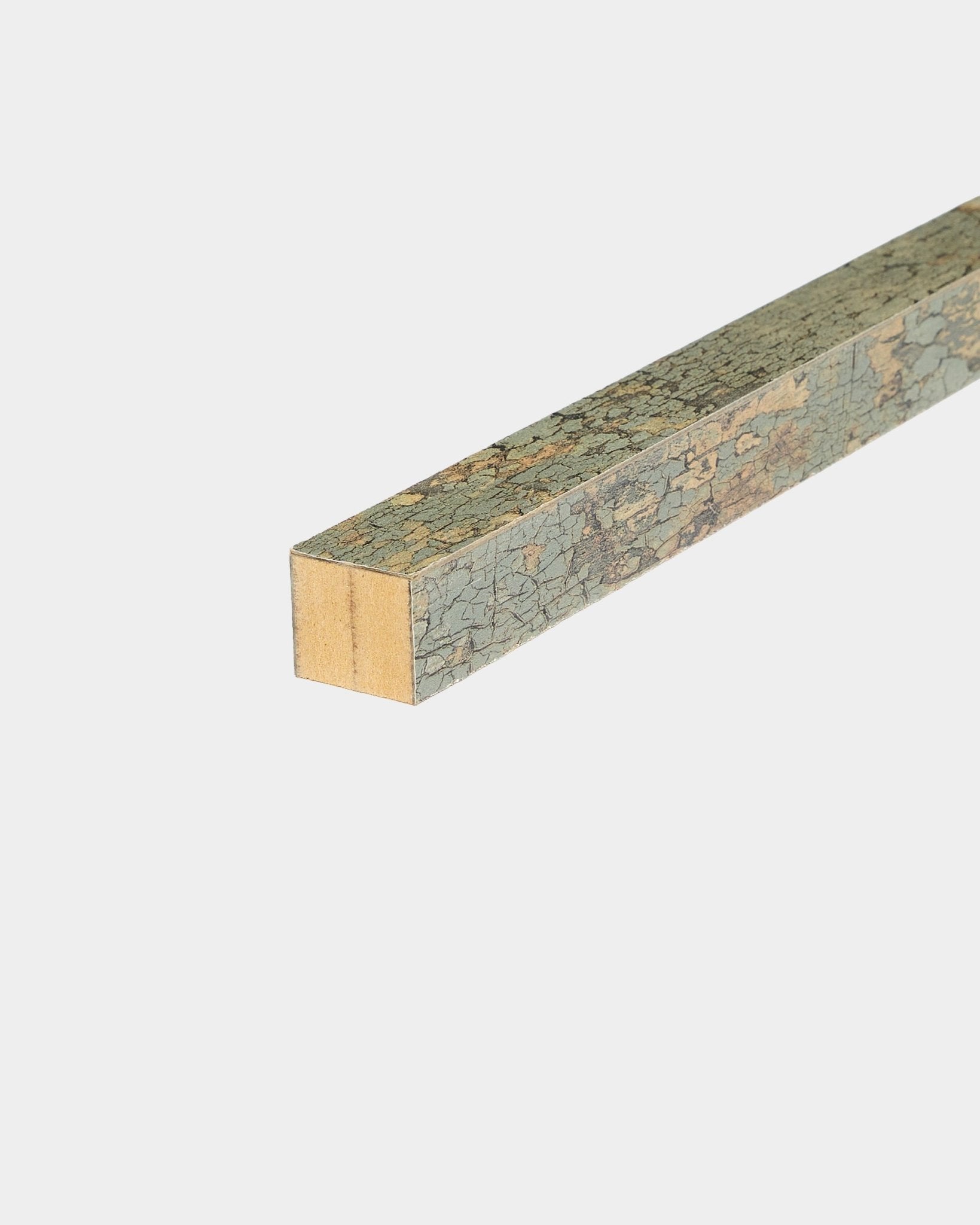 WoodUpp End Lamella in Oxide Grey, 2,2 cm: asta quadrata con cornice in MDF e superficie verde screpolata, progettata come elemento terminale per i pannelli acustici Akupanel.